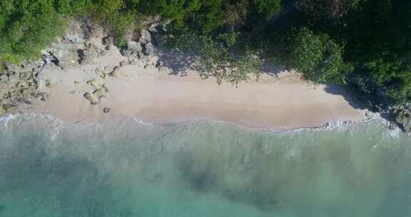 美丽的空中拍摄，无人机在美丽的海滩上观看白色的沙滩和飞溅的海浪