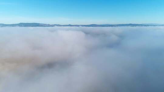 航拍迷雾缭绕的山脉