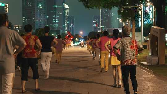 台州市场广场跳广场舞的人群