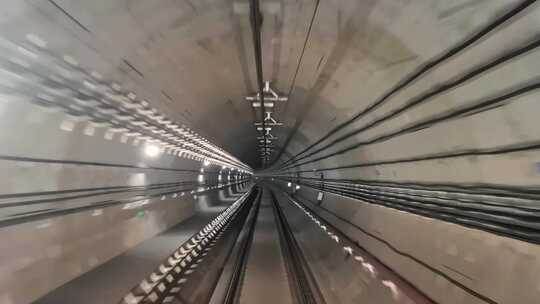 地铁隧道列车穿梭实时画面