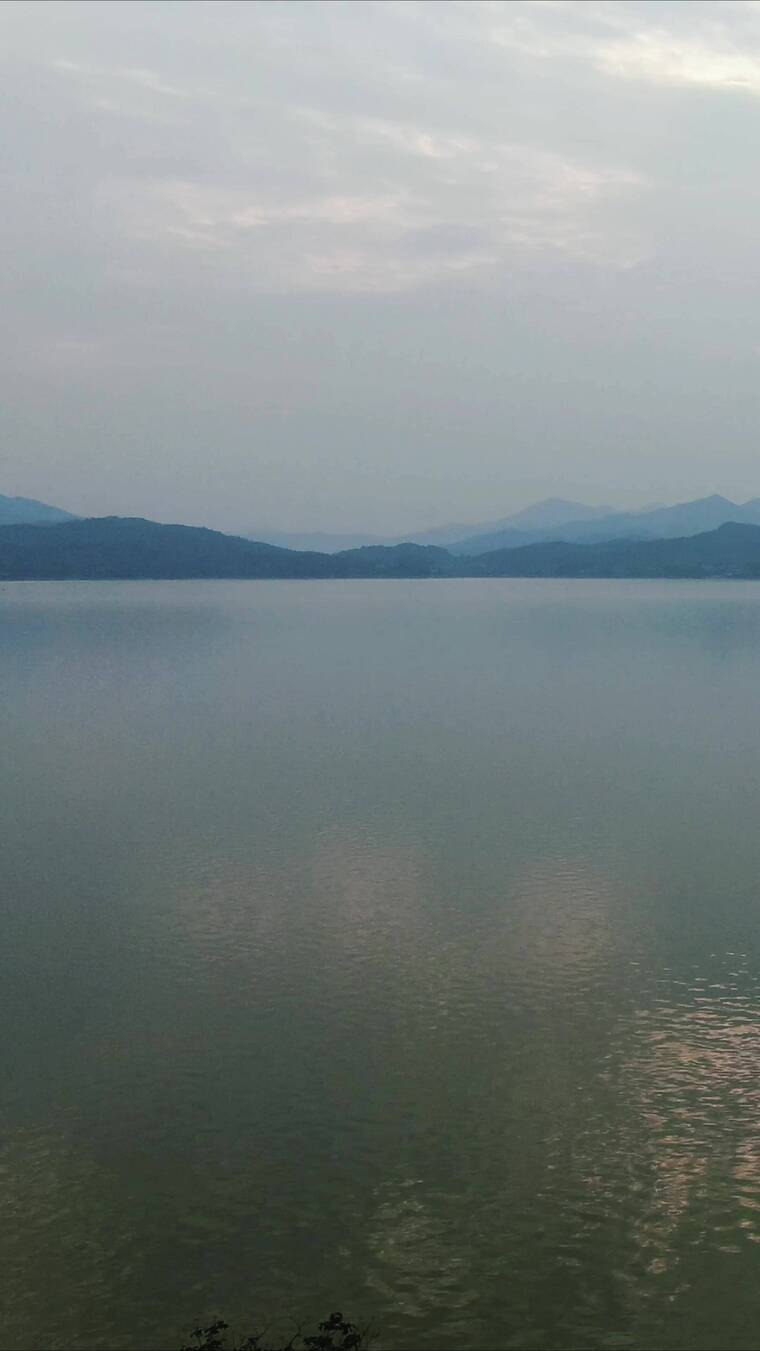 航拍湖面倒影晚霞竖屏