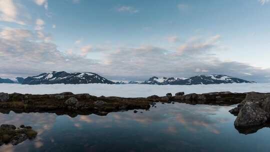 雪山湖面云海慢慢侵袭而来