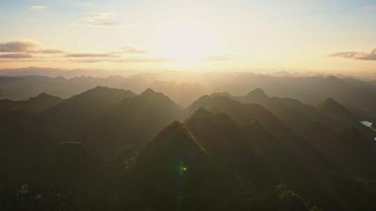 早晨日出朝阳曙光群山成林山峰广西自然美景