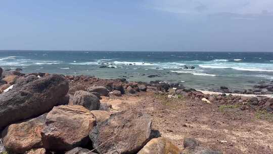 海边岩石旁波涛起伏的大海全景