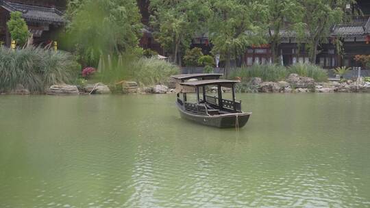 写意湖面上漂泊的小船