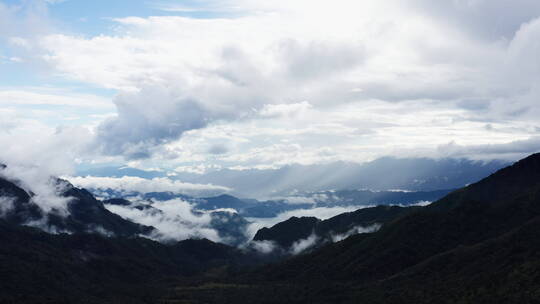 云雾缭绕的群山