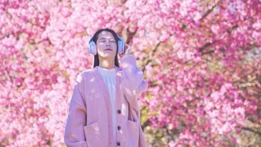 樱花树下听音乐的少女