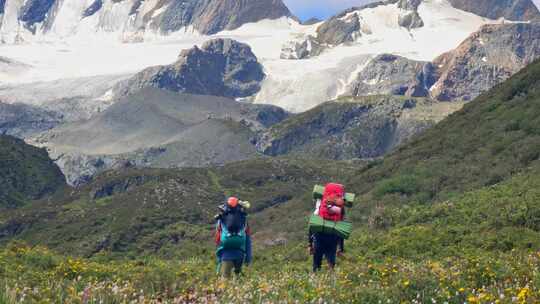 攀登格聂山区阿萨贡格雪山登山者徒步进山