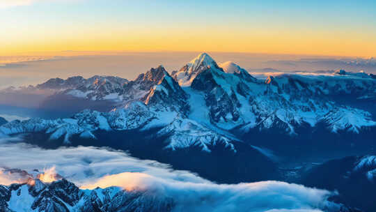 雪山日出  日照金山  大气航拍