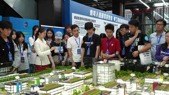 青年群体参观建筑模型讲解现场