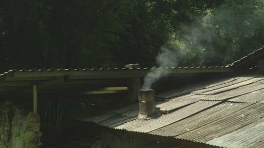农村烧火做饭屋顶炊烟袅袅视频素材模板下载