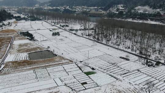 航拍南方丘陵山川森林美丽乡村雪景