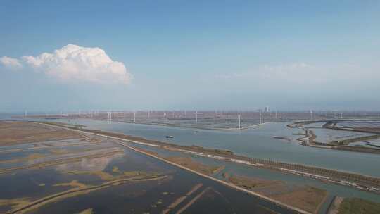 大海海边沙滩风车发电新能源蓝天白云航拍