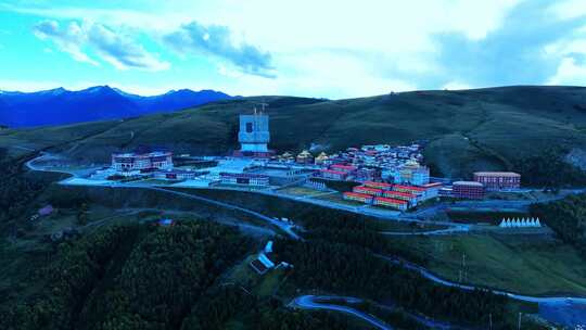 山间大型建筑群落鸟瞰全景