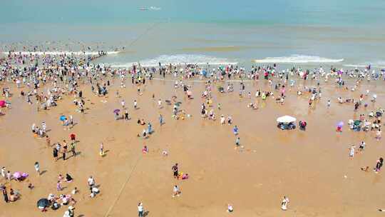 亲子游玩 夏天海边 沙滩度假 海边玩耍