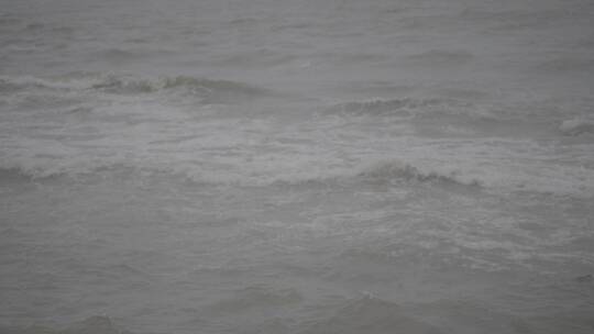 海浪拍击海岸