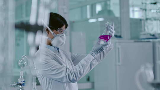 亚洲科学家在保护护目镜和口罩检查瓶中的解