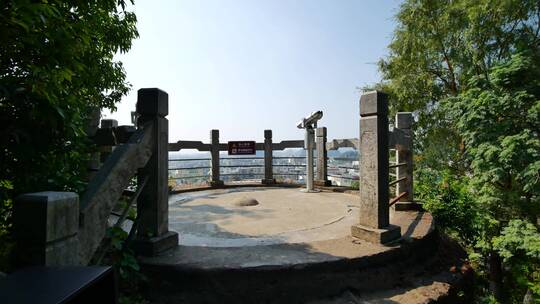 广西桂林象山景区象鼻山的山顶观景平台