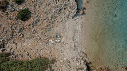 海滩上的水被污染