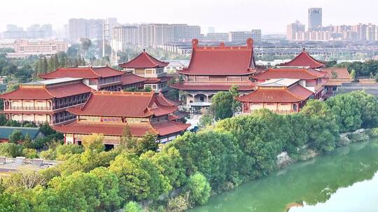 航拍扬州高旻寺运河河道寺庙塔游客全景空景