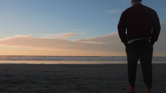 独自走在海滩上的男人