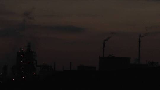 从晚上到白天石油化工厂的延时拍摄视频素材模板下载