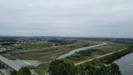 四川盆地九月河道田野平原样貌