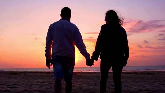 夕阳西下一对情侣在海边散步拥抱比心ai素