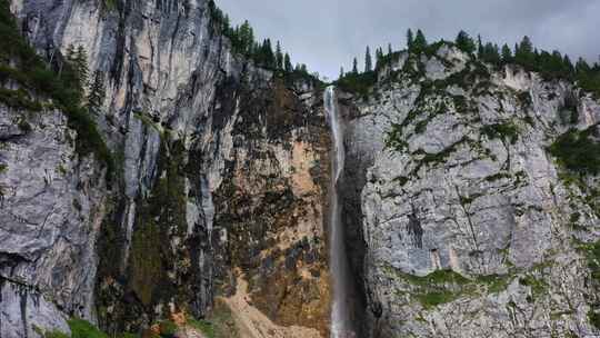 奥地利阿尔卑斯山瀑布森林山空中推进