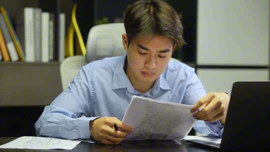 创业男子熬夜加班