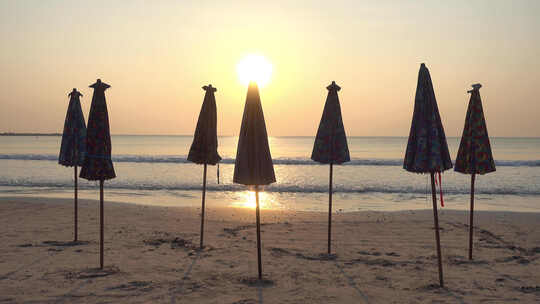 黄昏海边的遮阳伞