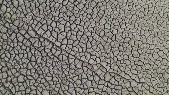 干旱期间泥中的裂缝模式视频素材模板下载
