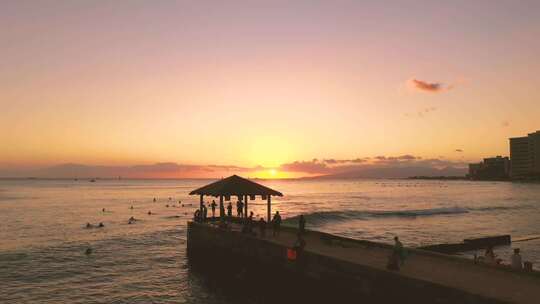 海边夕阳人们看海景