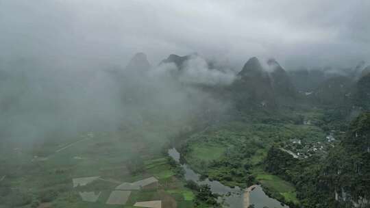 山水田园云雾缭绕俯瞰景观