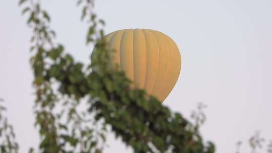 天空中飞行的热气球视频素材模板下载