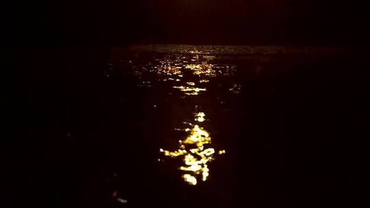 反射在湖面的光束