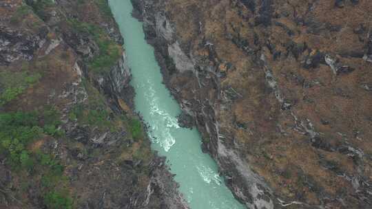 虎跳峡大峡谷河流溪流高山航拍