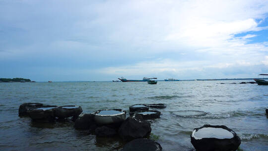 蓝天白云大海波浪自然风光