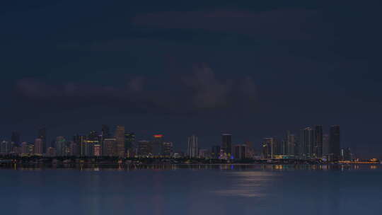 满月落在迈阿密天际线上延时拍摄