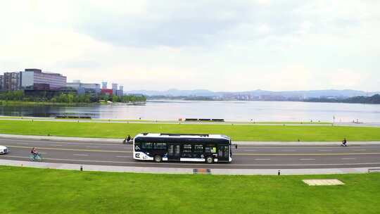 航拍公交车(大巴车)行驶在公园城市