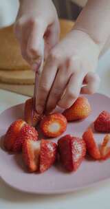 在切开草莓 ，新鲜的水果