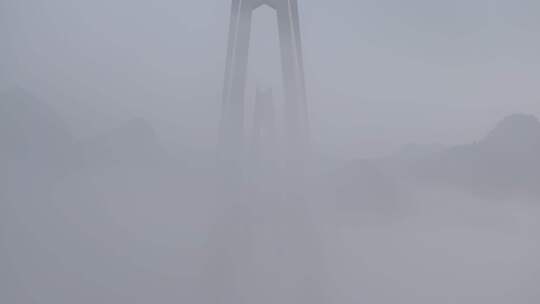 平流雾中的桥梁航拍