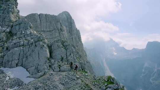 攀登陡峭山峰的人