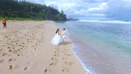 情侣恋人穿婚纱在海滩上奔跑-海外旅拍