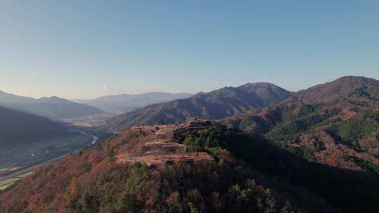 日本山地景观空中无人机在清晰的日出天际线