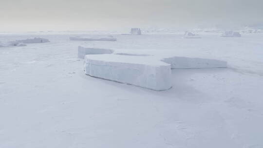 平板卡住冰冻海洋冰场鸟瞰图
