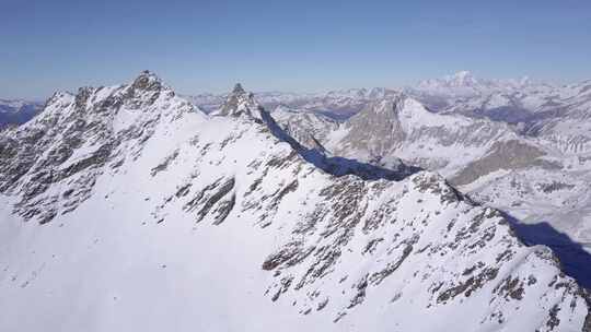 飞碟舰队飞越阿尔卑斯山峰，空中