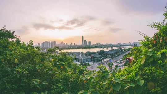 柳州窑埠古镇和城市天际线日转夜延时摄影