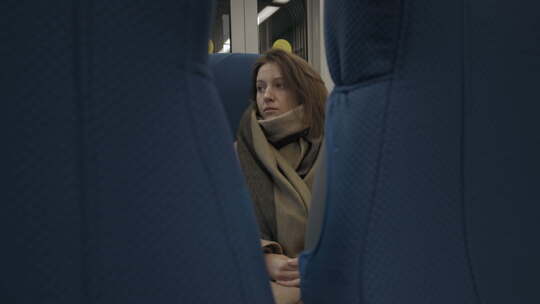 坐火车的年轻女人
