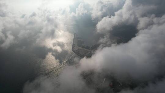 航拍云雾之下的威海远遥浅海科技湾区